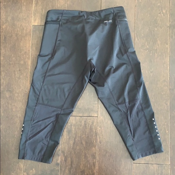 Nike Crops - Picture 2 of 3